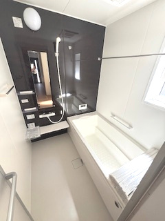 【浴室】 | 佐伯区藤垂園（五日市駅）全3区画　NO1【外構込み】 | ゆったりした浴槽は、足を伸ばしてゆったり湯船につかることができます。
浴室換気乾燥機付きで雨や夜のお洗濯にも大活躍♪