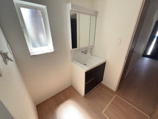 【独立洗面台】 | 佐伯区藤垂園（五日市駅）全3区画　NO1【外構込み】 | 三面鏡付きの洗面台は、メイクもドライヤーも余裕のスペースです☆