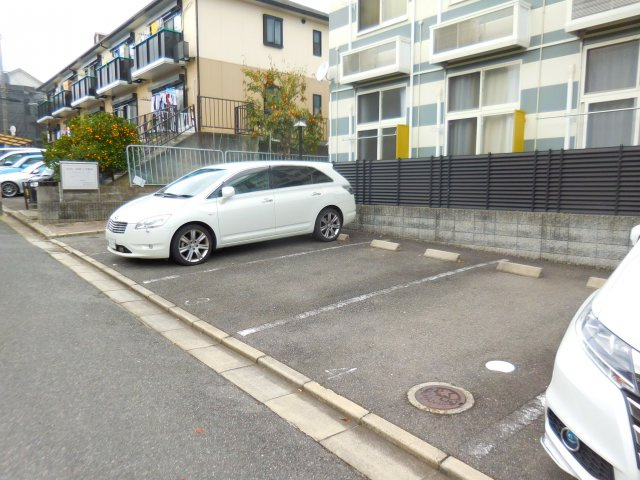 レオパレス南平台の駐車場