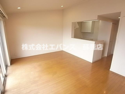 【居間・リビング】 | マナブライトン | こちらのリビングで趣味の時間をお楽しみください