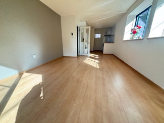 【居間・リビング】 | 佐伯区八幡東4丁目　限定1棟 | 17帖リビング☆陽ざしの入る2階リビング☆