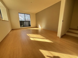 【居間・リビング】 | 佐伯区八幡東4丁目　限定1棟 | 17帖リビング☆陽ざしの入る2階リビング☆