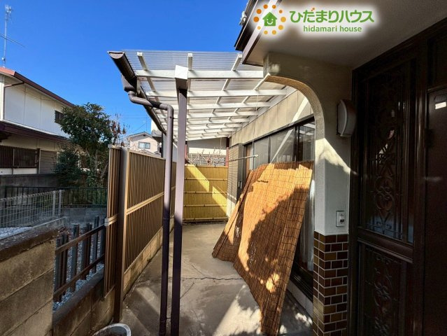 熊谷市柿沼　中古一戸建ての設備|玄関横の通路スペースです！屋根がついているので、自転車や三輪車などを雨から守る置き場所として大活躍します！しっかり目隠しがあるので外部からの視線も気になりにくく、安心して過ごせますね♪