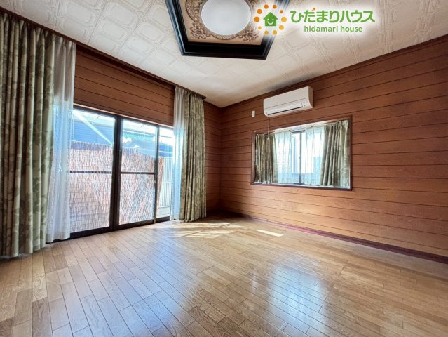 熊谷市柿沼　中古一戸建ての洋室|広々としたフローリングの洋室です！壁の白と木目の天井が調和した落ち着くお部屋で、大きな窓から気持ちのいい光が差し込みます！テレビや大きめのソファを置いて、ご家族みんなでゆったり過ごせます♪