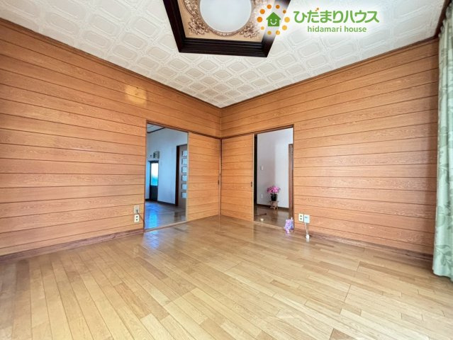 熊谷市柿沼　中古一戸建ての内装|洋室から隣の玄関ホールへ続く部分です！引き戸を開け放つことで、さらに開放感のある広い空間に早変わりします！お子様が遊んでいるときも、リビングから目が届くのでいつでも安心です♪