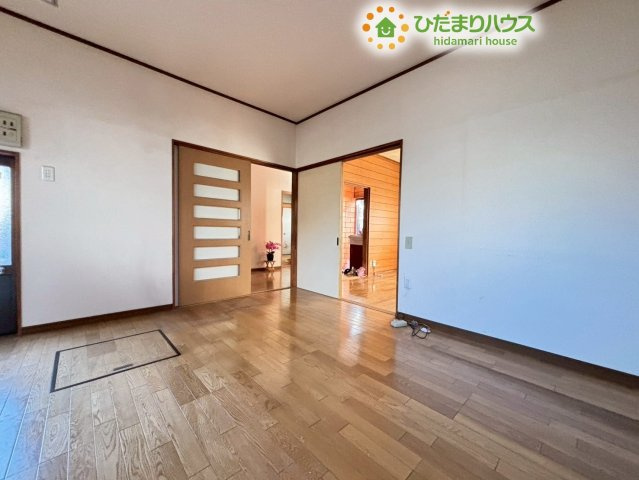 熊谷市柿沼　中古一戸建てのダイニング|キッチンの手前にあるダイニングスペースです！フローリング仕様なので、食べこぼしがあってもサッと拭き取れて毎日のお掃除が楽々です♪和室ともつながっているので、お座敷感覚で行き来ができますよ♪