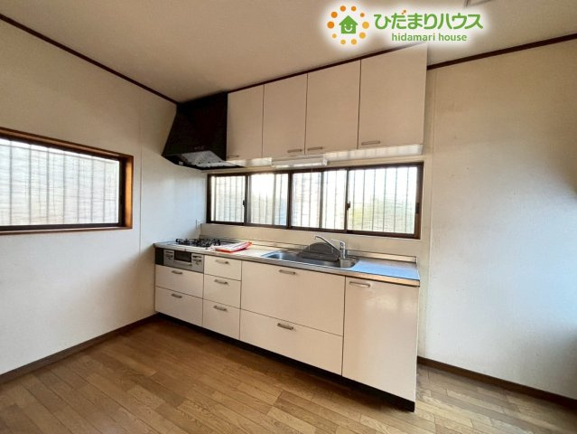 熊谷市柿沼　中古一戸建てのキッチン|壁面仕様のシステムキッチンです！上下にしっかり扉付きの収納棚が備わっているので、大きなお鍋や食器、調味料のストックもすっきり片付きます！コンロ前にも小窓があり、手元が明るく換気もしやすいです♪