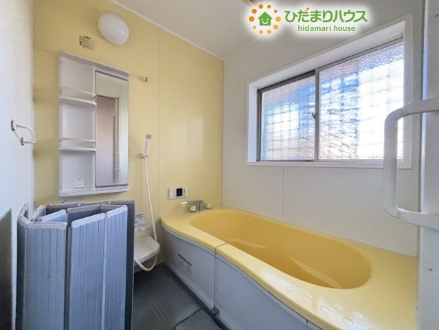 熊谷市柿沼　中古一戸建ての浴室|明るいイエローの浴槽が印象的なお風呂です！足を伸ばしてゆったり浸かれるサイズなので、毎日の疲れをじんわり癒せます♪窓から自然光が入るので、お休みの日に日中から入浴するのも気持ちよさそうですね♪