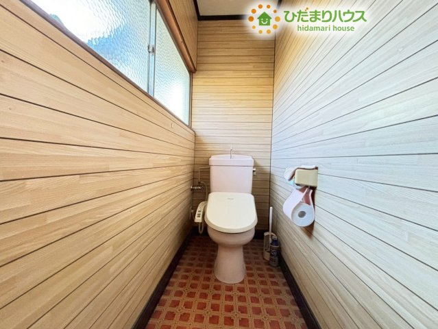 熊谷市柿沼　中古一戸建てのトイレ|窓付きで明るいトイレスペースです！壁に木目が施された温かみのある内装で、床はタイル調になっており、汚れが拭き取りやすくお手入れが簡単です！窓を開ければいつでも気持ちよく換気が行えますよ♪