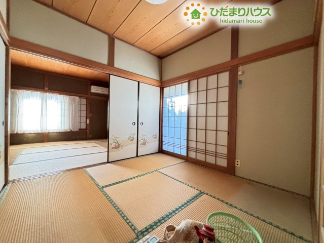 熊谷市柿沼　中古一戸建ての和室|本格的な真壁づくりの和室です！畳の香りに包まれて、ご家族みんなでゴロゴロくつろぐスペースとして使っていただけます♪襖を閉めれば独立した空間になるため、急な来客時のお泊まり用のお部屋としても便利です♪