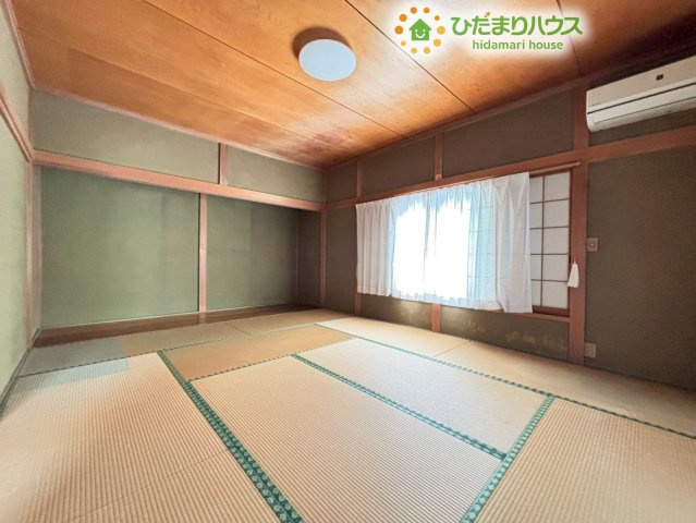 熊谷市柿沼　中古一戸建ての和室|明るい光が広がる和室です！障子越しに柔らかい光が差し込むため、読書やお子様の家庭学習、お昼寝の場所にもぴったりです♪エアコンも設置可能なので、夏も冬も年中快適に過ごせますよ♪