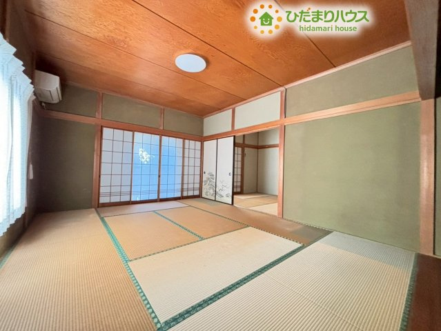 熊谷市柿沼　中古一戸建ての内装|続き間になっている和室の様子です！襖を開けることで２つの和室が大きな一つの大空間になり、ご親戚が集まったときや、お子様がお友達をたくさん呼んでみんなで遊ぶときにも十分な広さを確保できます♪