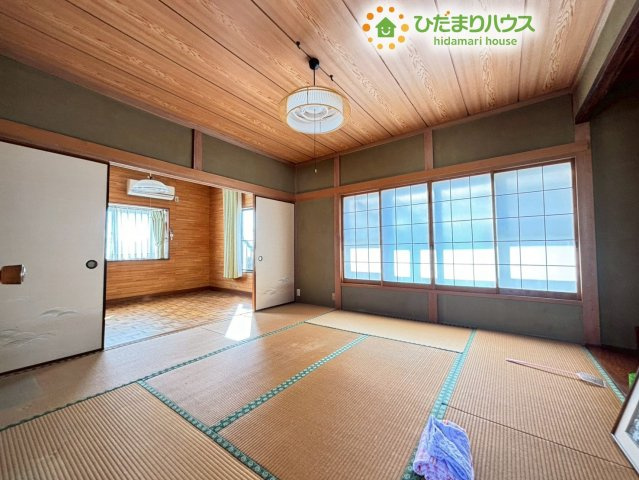 熊谷市柿沼　中古一戸建ての寝室|主寝室におすすめの広々とした和室です！大きな窓があり、朝は爽やかな光ですっきりと目覚めることができます♪収納もあり、衣服や小物を綺麗にまとめて保管できます♪