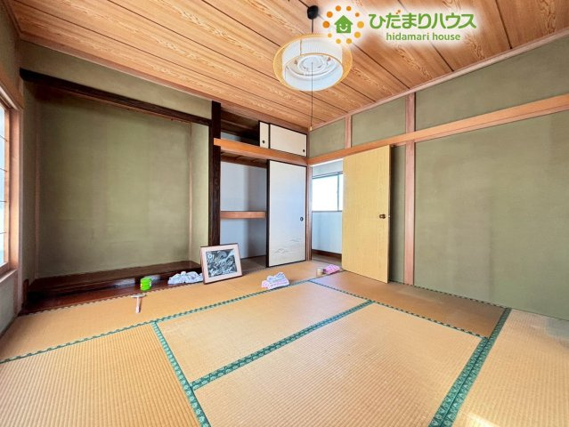 熊谷市柿沼　中古一戸建ての収納|別角度から見た和室の収納部分です！お部屋ごとにしっかり収納が確保されているため、ご家族一人ひとりの私物をそれぞれの部屋へ綺麗に収めることができ、リビングにお荷物が散らかるのを防げますね♪