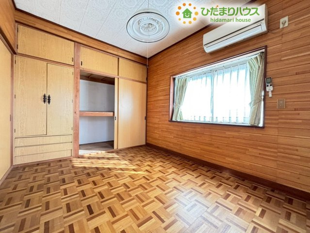 熊谷市柿沼　中古一戸建ての洋室|レトロで味のあるフローリングが特徴の洋室です！２面採光で風通しがよく、勉強やお仕事に集中できる落ち着いた雰囲気になっています♪お子様の個室としてはもちろん、ご夫婦の書斎スペースにも最適です♪