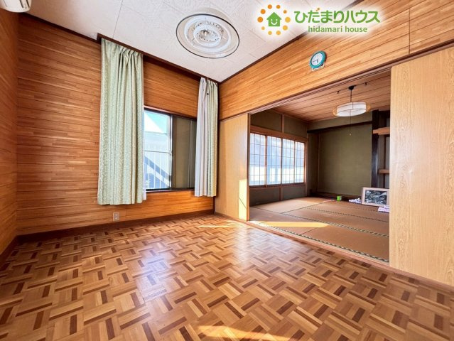 熊谷市柿沼　中古一戸建ての内装|洋室から隣のお部屋を見渡した様子です！引き戸によって仕切られているため、ライフステージの変化に合わせて、繋げて広く使ったり、閉めて個室にしたりと、使い方を自由に変えられるのが魅力的ですね♪