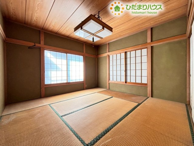 熊谷市柿沼　中古一戸建ての和室|障子から優しい光が入る伝統的な和室です！天井が高く造られており、圧迫感がないため実寸以上の広さを感じられます♪畳の上でストレッチをしたり、ヨガをしたりと、多目的に心地よく使える空間です♪
