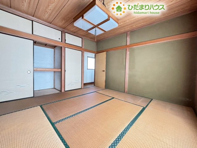 熊谷市柿沼　中古一戸建ての収納|明るい光が差し込む和室です！大容量の押入収納もしっかり完備されているので、いつでもお部屋をスッキリ空間に保てます。日中は照明をつけなくてもお部屋全体がじんわりと明るく、爽やかな空気が流れる造りです♪