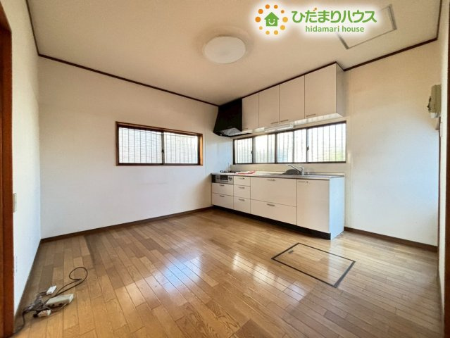 熊谷市柿沼　中古一戸建てのキッチン|ダイニングキッチンです！こちらには、ダイニングの他に洋室も隣接しているため、広々と開放的な空間です！キッチンからも和室が見渡せるので、安心ですね♪