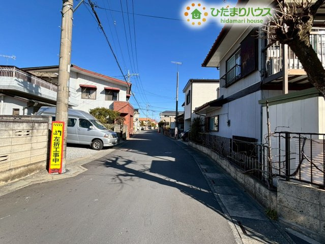 熊谷市柿沼　中古一戸建ての前面道路含む現地写真|物件前の前面道路です！閑静な住宅街です！車の通りも少ないため、小さなお子様がいるご家庭も安心ですね♪