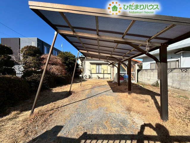 熊谷市柿沼　中古一戸建ての駐車場|屋根付き駐車スペースです！こちらは、お庭のスペースを確保しつつ、さらに複数台分の車を停めることができます！車の運転が苦手な方も、安心して駐車できますよ♪
