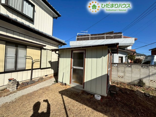 熊谷市柿沼　中古一戸建ての収納|敷地内にある便利な屋外物置です！ガーデニング用品や洗車用具、お子様の外遊び用おもちゃ、スタッドレスタイヤなども、出し入れがスムーズにできてとても重宝します♪