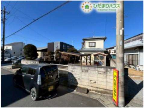 熊谷市柿沼　中古一戸建ての外観|道路から見た外観です！周辺は落ち着いた住宅街で陽当たりを遮る高い建物がないため、一年中しっかりと明るい陽の光が入ってきます！お庭のスペースもあり、プライベート感があるのも良いですね♪