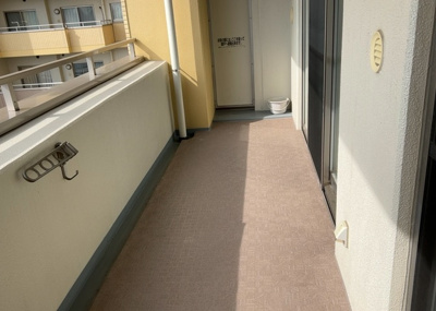 【バルコニー】 | アパガーデンパレス多摩境 | バルコニーは、室外の専用スペースのうち、「屋根がなく開放された空間」であるものを指します。ベランダより広いタイプのものが多く、日当たりもよいため家庭菜園などを楽しみたい人にとって適した環境となります。
