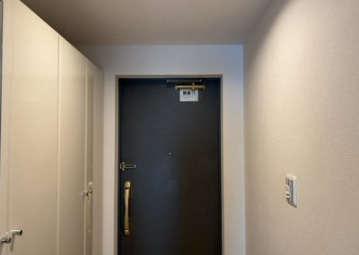 【玄関】 | アパガーデンパレス多摩境 | 玄関は家の顔でもあり、家族以外の目にも止まる場所です。玄関は外との間を仕切る扉、靴などをしまっておく収納スペース、靴脱ぎのたたきスペース、来客とのやり取りをするドアホンなど複数のアイテムからなります。