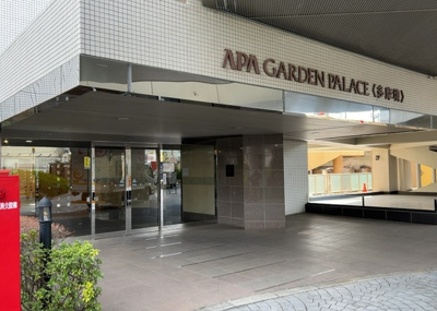 【エントランス】 | アパガーデンパレス多摩境 | マンションのエントランスには、もともと風よけや防犯の役割がありますが、マンションによって宅配ボックスなどの設備が備わっている所もあります。日々の生活をイメージしながら生活しやすさをチェックしましょう。