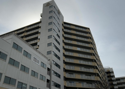 【外観】 | アパガーデンパレス多摩境 | 外観はマンション管理がされているかの目安になります。築年数が古いと、壁面は劣化してひび割れが生じることも！建物が古びていても細かいところが修繕されていると、きちんと管理されているなぁと感じるでしょう。