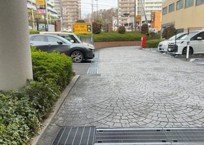 【駐車場】 | アパガーデンパレス多摩境 | 車一台あたりに必要なスペースは、標準サイズの普通自動車で横幅2m50cm、長さ5mは必要になります。ただし、乗降のことも考慮して横幅3m30cm、長さ5m50cmほどは確保できるところを選びましょう。