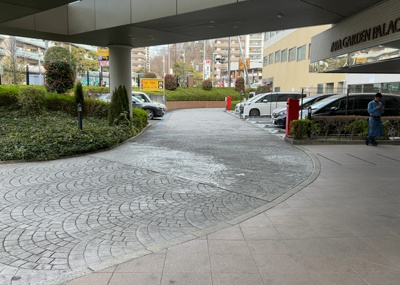 【駐車場】 | アパガーデンパレス多摩境 | 駐車場と明記されていても、最小スペースでつくられた駐車場だと大型車は駐車できなかったり、出入りしにくくなったりする可能性があります。お車のサイズと購入したい物件の駐車場のサイズを現地で確認しましょう。