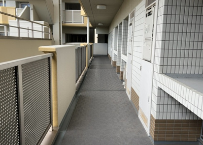 【その他共用部分】 | アパガーデンパレス多摩境 | 共有部分は、住民なら誰もが使える設備のこと。例えば駐車場やエレベーター、インターネット設備、セキュリティ設備などがあります。他にも、マンションの廊下・外部階段やエントランス・ゴミ置き場などがあります。