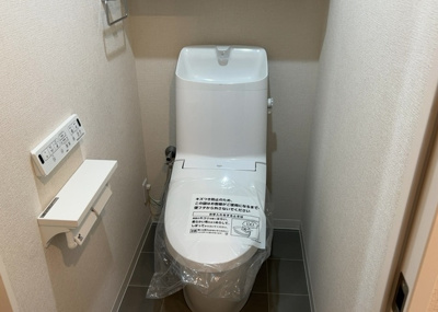 【トイレ】 | アパガーデンパレス多摩境 | トイレは大きさや形、機能、抗菌性などが異なる多種多彩なタイプが各メーカーから出ています。それぞれに良さがあるため、事前にどういったタイプのトイレがいいのかをご家庭内で決めて、内見に行くといいでしょう。