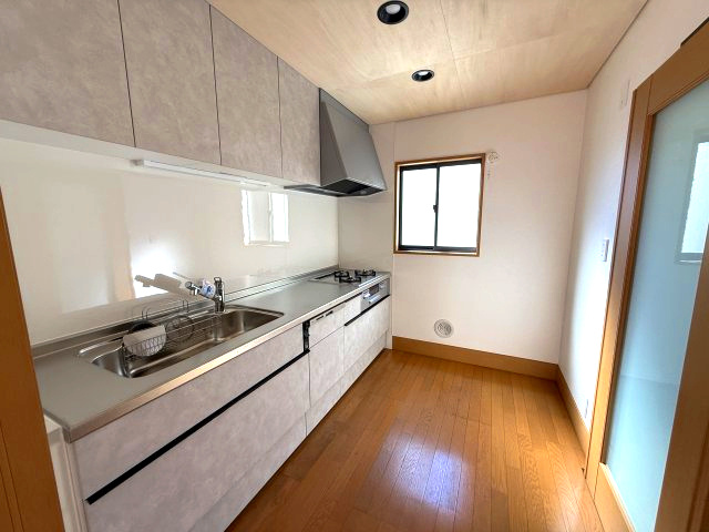 海徒歩3分！マリンライフを楽しめそうな好立地のキッチン|窓のあるキッチン