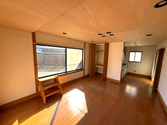 海徒歩3分！マリンライフを楽しめそうな好立地の居間・リビング|明るいリビング