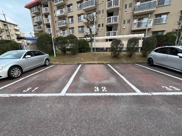 市公社若松台分譲住宅18棟の駐車場