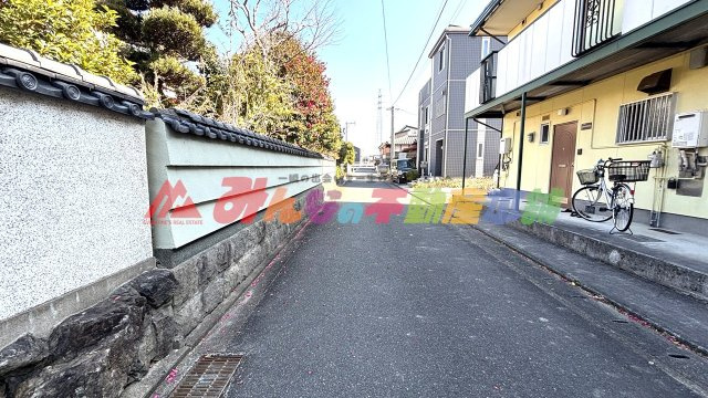 久留米市善導寺町飯田の中古一戸建の前面道路含む現地写真