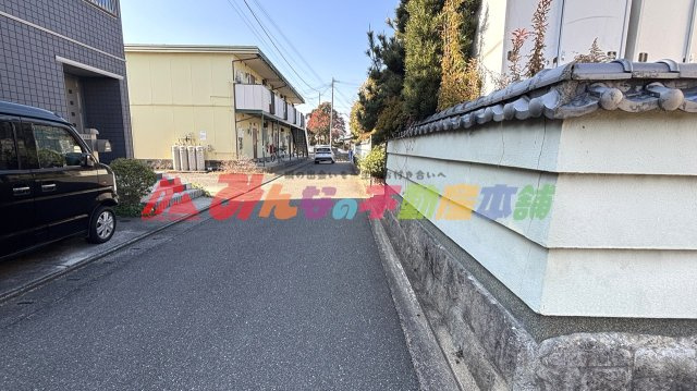 久留米市善導寺町飯田の中古一戸建の前面道路含む現地写真
