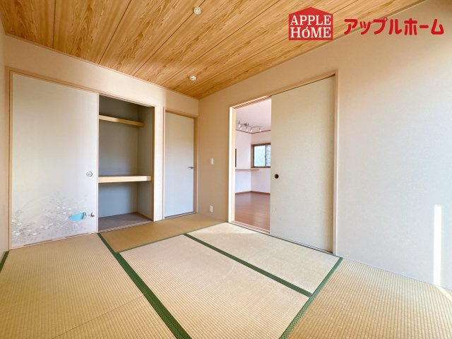 [中古住宅]  鶴ヶ島市新町4丁目の和室|広々とした居住空間は日々の暮らしを彩り、心のやすらぎと満足感を与えてくれます。通風と採光を考慮した設計は子供たちはのびのび育ち、家族でくつろぎと団らんを生み出します。