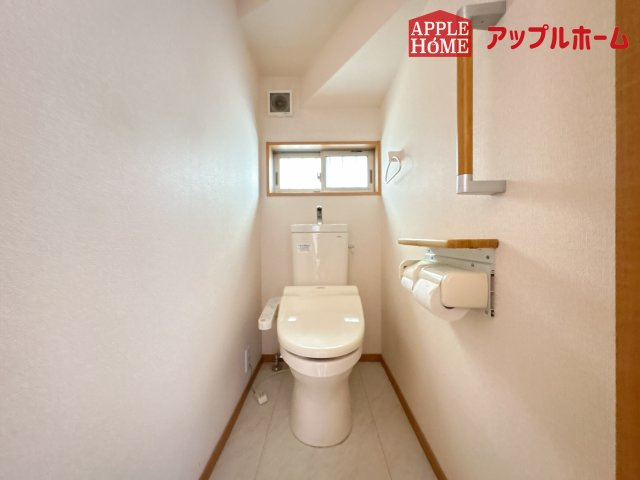 [中古住宅]  鶴ヶ島市新町4丁目のトイレ|白を基調とした清潔感のある明るい空間。温水洗浄便座付きで、毎日快適・清潔に使用できます。操作しやすい壁面リモコンを採用しています。