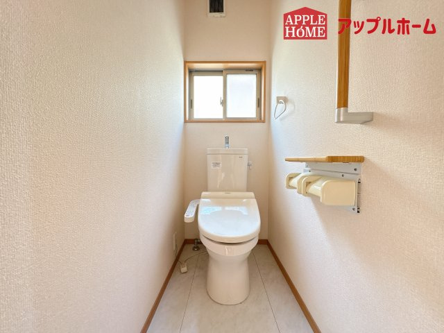 [中古住宅]  鶴ヶ島市新町4丁目のトイレ|白を基調とした清潔感のある明るい空間。温水洗浄便座付きで、毎日快適・清潔に使用できます。操作しやすい壁面リモコンを採用しています。