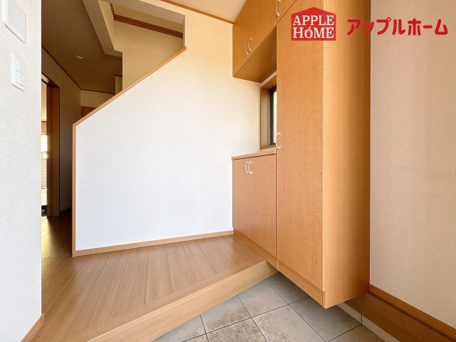 [中古住宅]  鶴ヶ島市新町4丁目の玄関|住まう人も来客も入った時にワクワクさせてくれるオシャレな玄関♪収納もたっぷりあるので、靴がたくさんあっても安心！