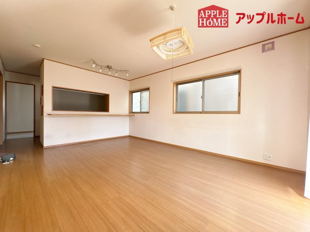 [中古住宅]  鶴ヶ島市新町4丁目の居間・リビング|広々リビング×対面キッチンで家族の会話も弾みます♪家族団らんの秘訣は間取りにあり☆夢のマイホームを一緒に叶えましょう！