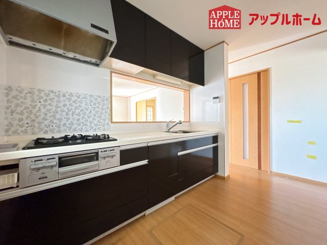 [中古住宅]  鶴ヶ島市新町4丁目のキッチン|対面式キッチンは、家族のコミュニケーションを育み、子育て家族にも好適なプラン！リビングで寛ぐご家族をいつも感じられます♪会話を楽しみながら家事ができ、小さいお子様がいても安心です！