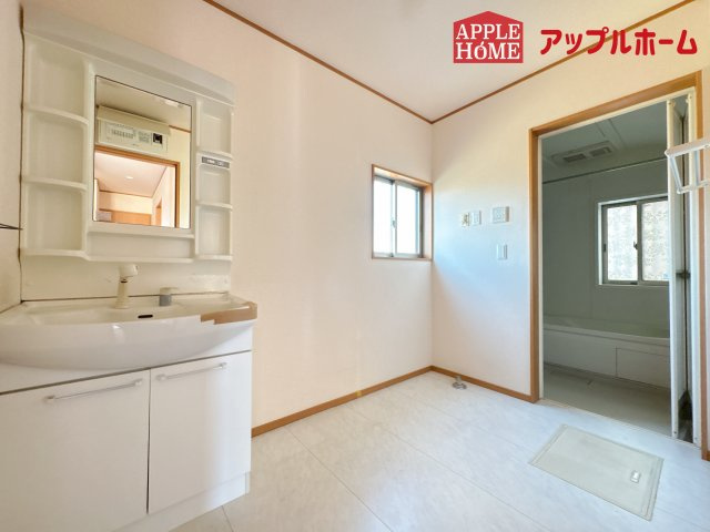 [中古住宅]  鶴ヶ島市新町4丁目の独立洗面台|ゆとりの洗面スペースで朝の身支度も快適スムーズに。