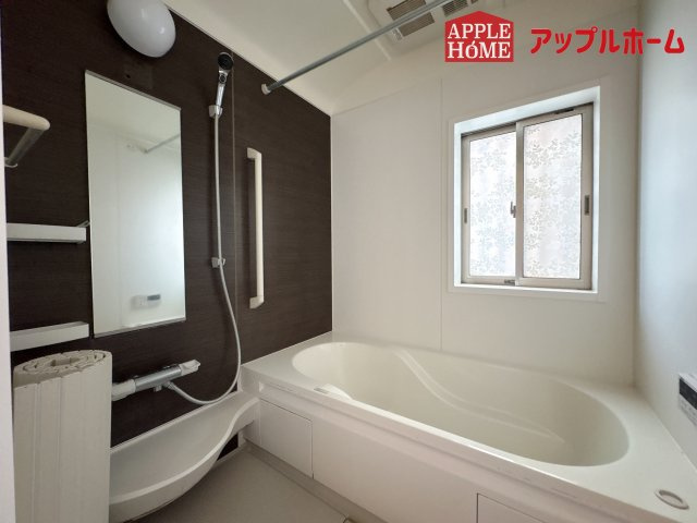 [中古住宅]  鶴ヶ島市新町4丁目の浴室|窓付きのバスルームは、採光もあり明るく気持ちの良い空間です。窓があることで、換気環境も良好。掃除もスムーズに出来ます