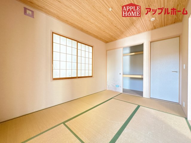 [中古住宅]  鶴ヶ島市新町4丁目の和室|広々とした居住空間は日々の暮らしを彩り、心のやすらぎと満足感を与えてくれます。通風と採光を考慮した設計は子供たちはのびのび育ち、家族でくつろぎと団らんを生み出します。