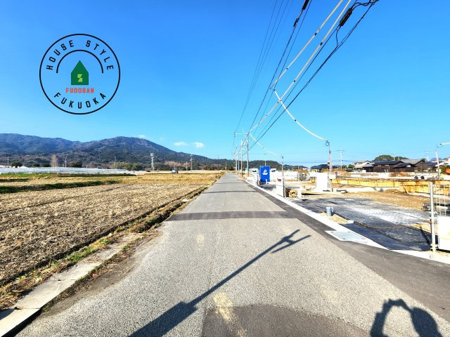 福岡市西区今宿上ノ原第1-7棟（3号棟）の前面道路含む現地写真|前面道路は閑静な住宅地をはしる車通りの少ない道路。お車の出し入れが苦手なママや小さなお子様にも安心ですね。しっかり舗装もされているので、ベビーカーや自転車で通っても快適に通行できます。前面道路です。
